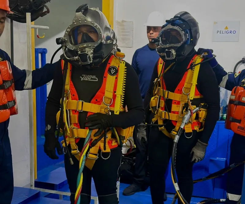 Estudiantes de buceo comercial del ISI con cascos y equipos de suministro de superficie